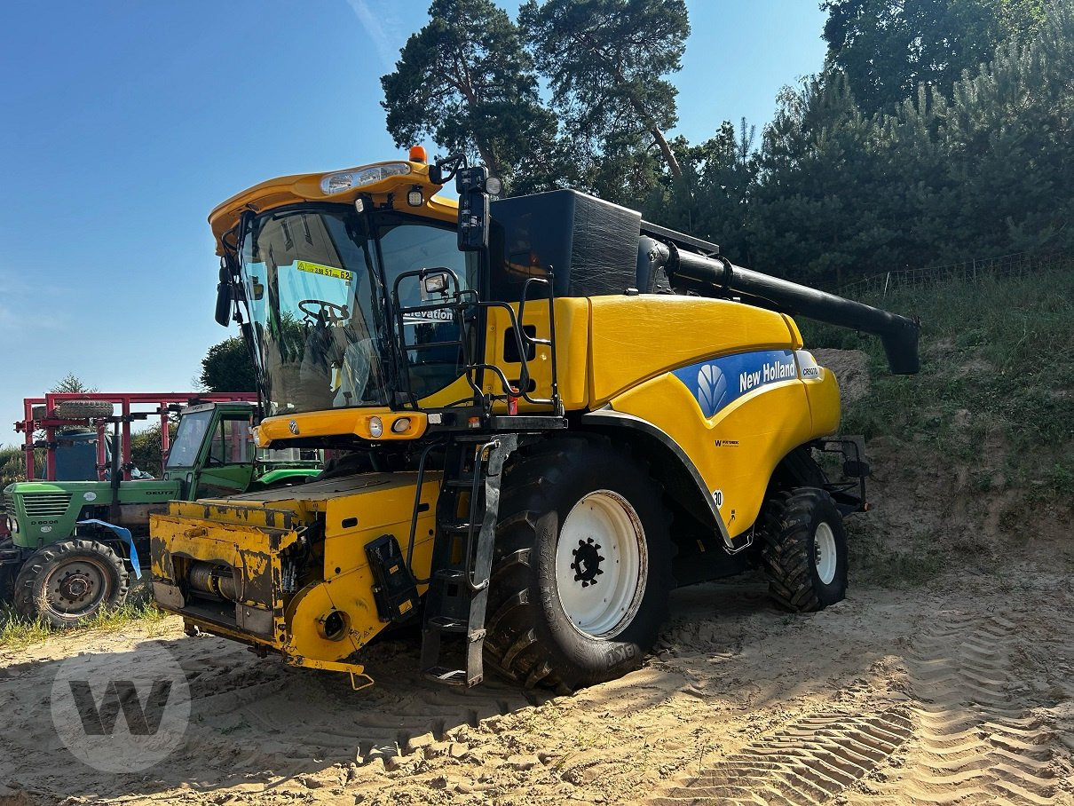 New Holland CR 9070 ELEV - Farm tractor: picture 3 New Holland CR 9070 ELEV - Farm tractor: picture 3