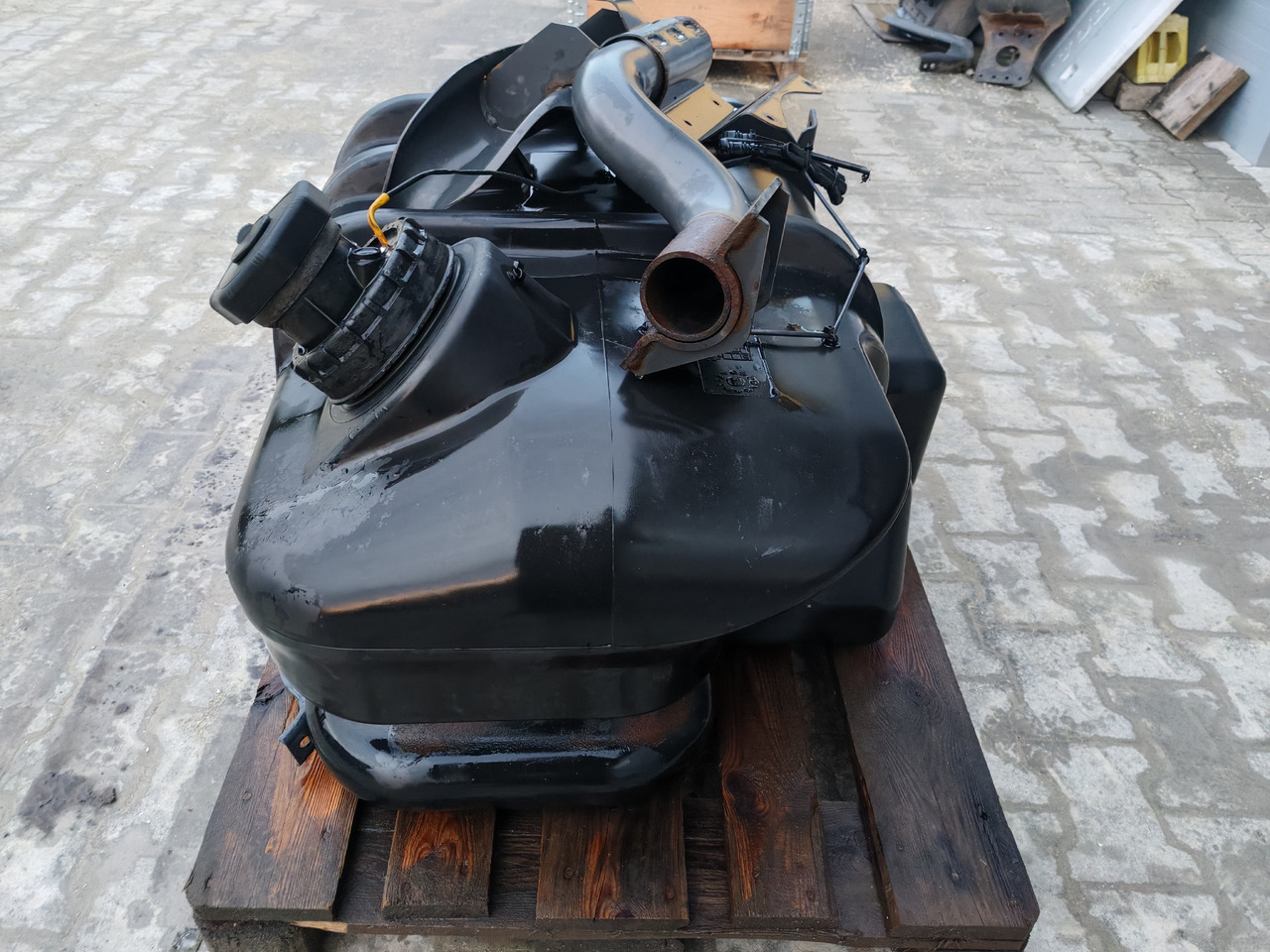MERCEDES-BENZ ATEGO MP4 EURO6 / COMPLETE FUEL TANK / 180L / A9674710001 - Fuel tank: picture 3 MERCEDES-BENZ ATEGO MP4 EURO6 / COMPLETE FUEL TANK / 180L / A9674710001 - Fuel tank: picture 3