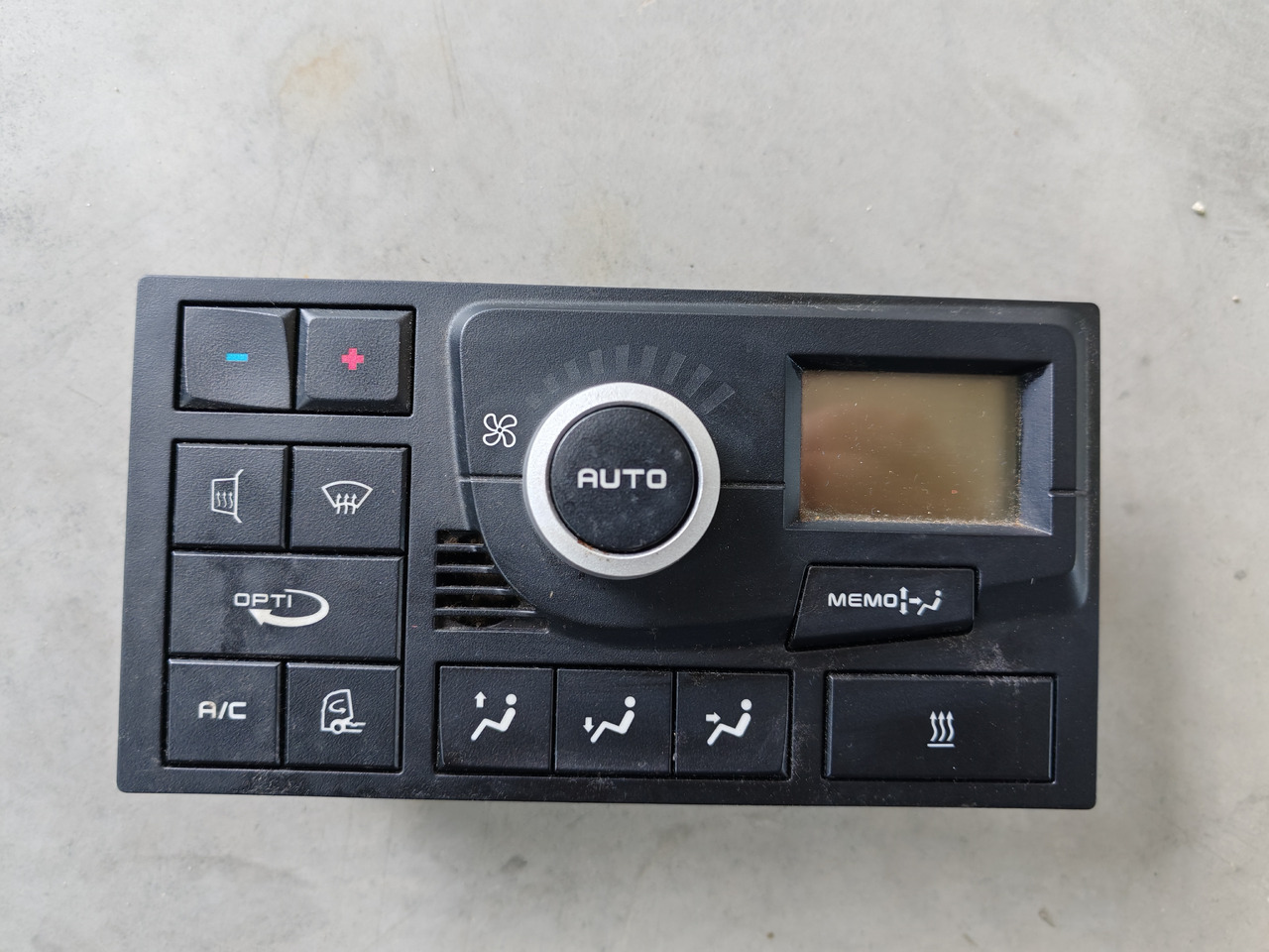 RENAULT RANGE T / AC CONTROL PANEL / 22247443 - A/C part: picture 1 RENAULT RANGE T / AC CONTROL PANEL / 22247443 - A/C part: picture 1