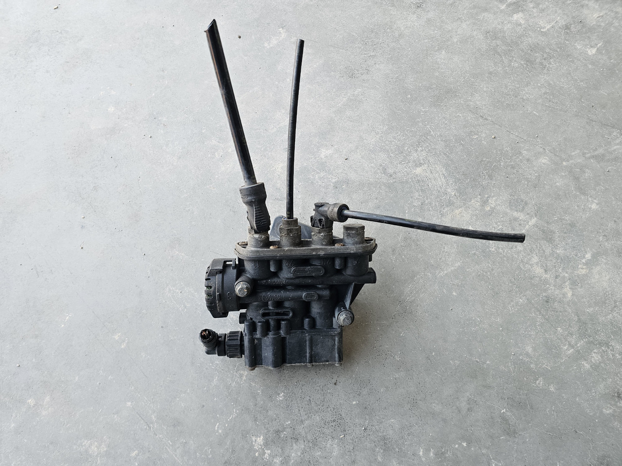 RENAULT RANGE T / ECAS SUNSPENSION VALVE / K019820 - Brake valve: picture 2 RENAULT RANGE T / ECAS SUNSPENSION VALVE / K019820 - Brake valve: picture 2