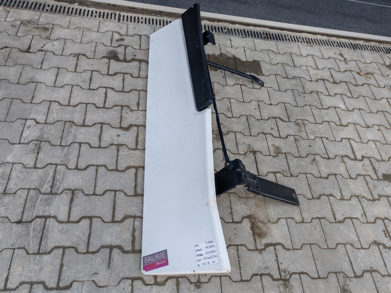 RENAULT RANGE T EURO 6 / HIGH CAB / RIGHT SPOILER - Aerodynamics/ Spoiler: picture 2 RENAULT RANGE T EURO 6 / HIGH CAB / RIGHT SPOILER - Aerodynamics/ Spoiler: picture 2