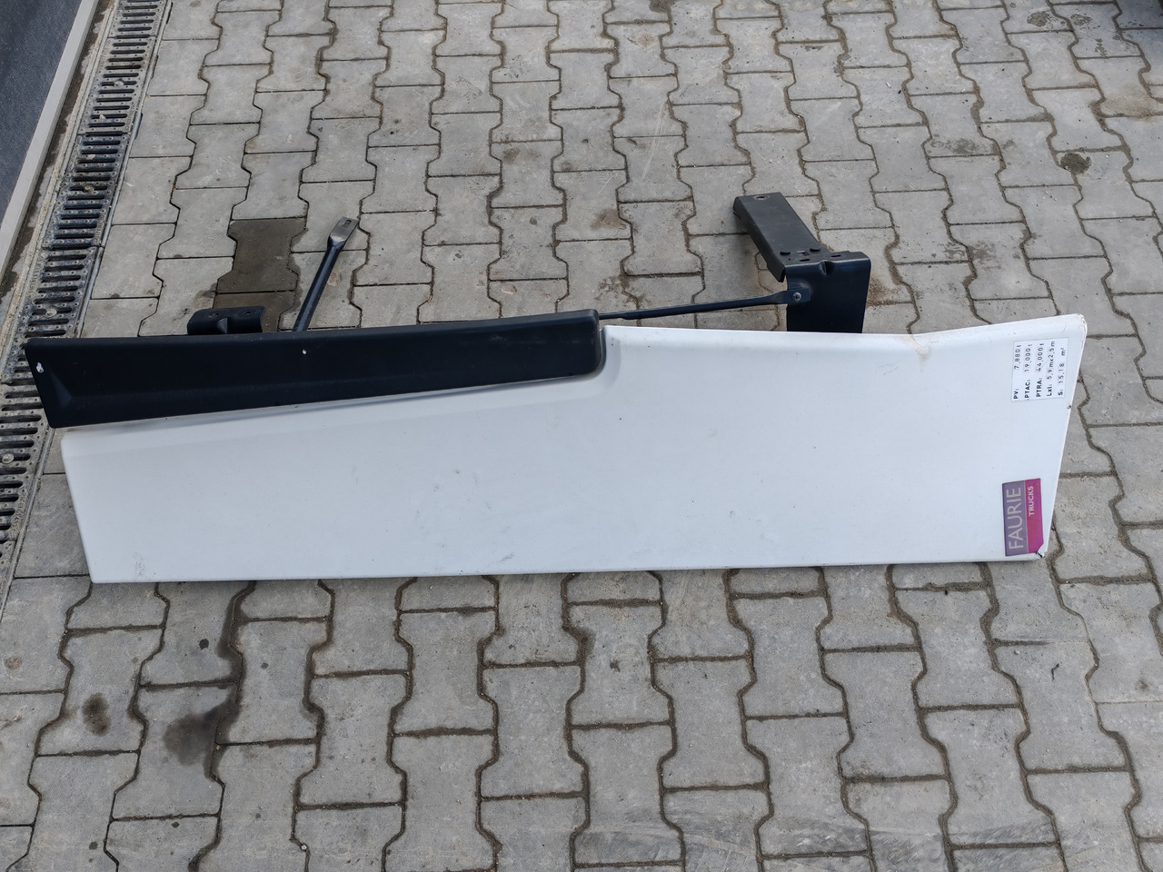 RENAULT RANGE T EURO 6 / HIGH CAB / RIGHT SPOILER - Aerodynamics/ Spoiler: picture 3 RENAULT RANGE T EURO 6 / HIGH CAB / RIGHT SPOILER - Aerodynamics/ Spoiler: picture 3