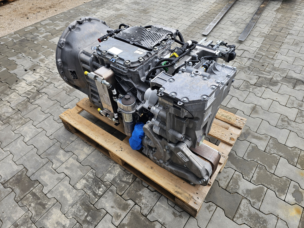 RENAULT VOLVO GEARBOX / AT2612 G TRAG-G / RETARDER / NEVER USED / WORLDWIDE DELIVERY - Gearbox: picture 5 RENAULT VOLVO GEARBOX / AT2612 G TRAG-G / RETARDER / NEVER USED / WORLDWIDE DELIVERY - Gearbox: picture 5