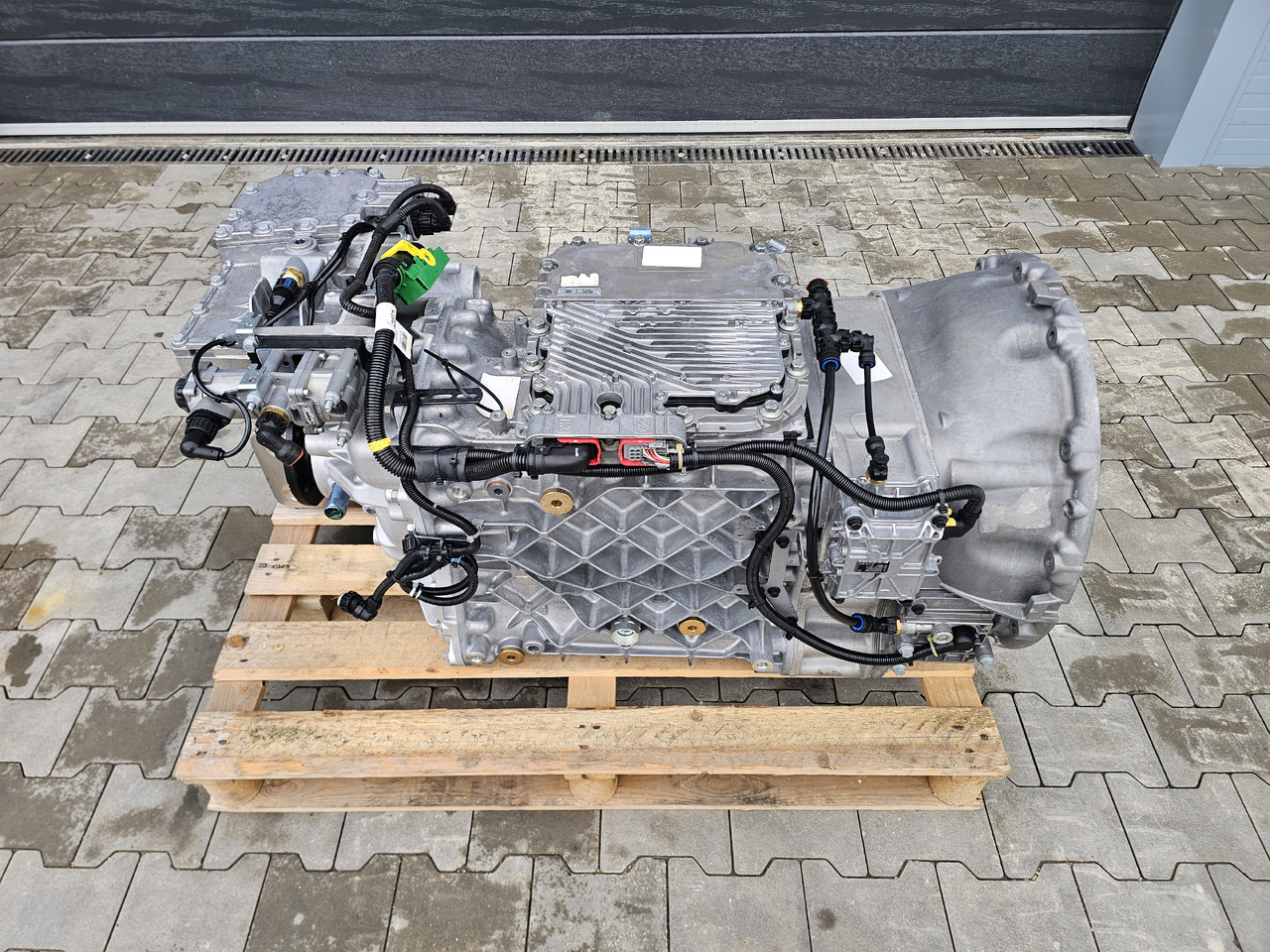 RENAULT VOLVO GEARBOX / AT2612 G TRAG-G / RETARDER / NEVER USED / WORLDWIDE DELIVERY - Gearbox: picture 2 RENAULT VOLVO GEARBOX / AT2612 G TRAG-G / RETARDER / NEVER USED / WORLDWIDE DELIVERY - Gearbox: picture 2