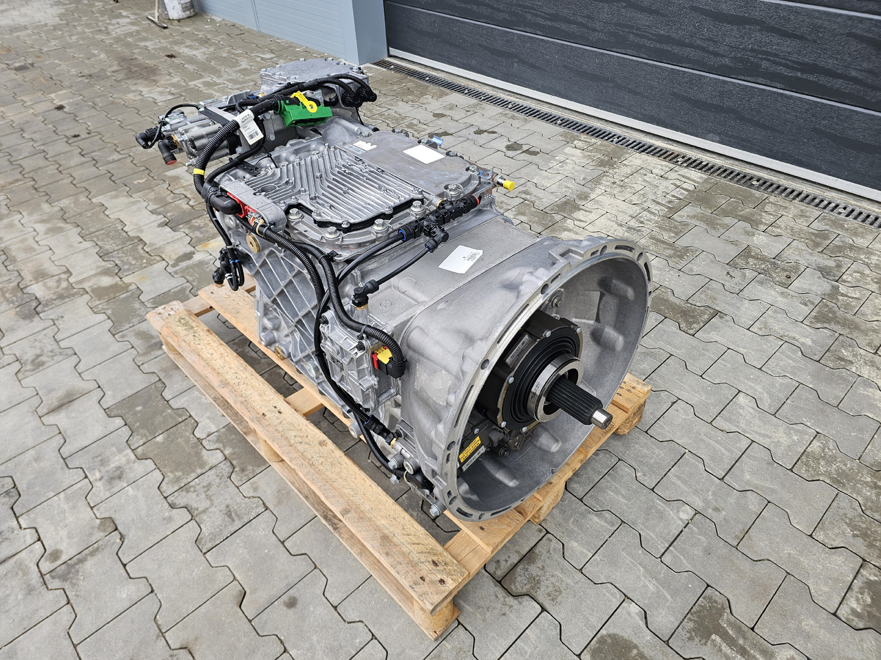RENAULT VOLVO GEARBOX / AT2612 G TRAG-G / RETARDER / NEVER USED / WORLDWIDE DELIVERY - Gearbox: picture 3 RENAULT VOLVO GEARBOX / AT2612 G TRAG-G / RETARDER / NEVER USED / WORLDWIDE DELIVERY - Gearbox: picture 3