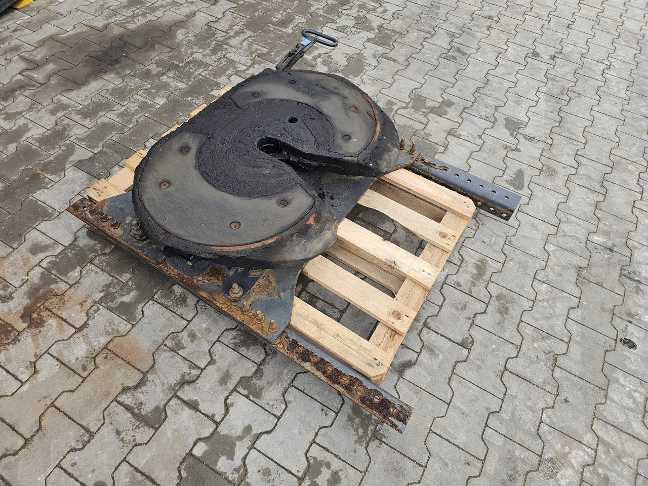 RENAULT RANGE T / JOST COMPLETE FIFTWHEEL / BRACKET: 185mm - Spare parts: picture 2 RENAULT RANGE T / JOST COMPLETE FIFTWHEEL / BRACKET: 185mm - Spare parts: picture 2