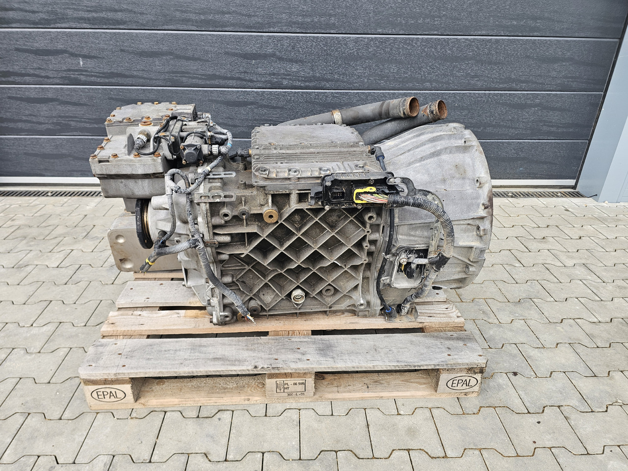 VOLVO FH FM FMX / SPO2812 / RETARDER / CRAWLER / COMPLETE GEARBOX - Gearbox: picture 2 VOLVO FH FM FMX / SPO2812 / RETARDER / CRAWLER / COMPLETE GEARBOX - Gearbox: picture 2