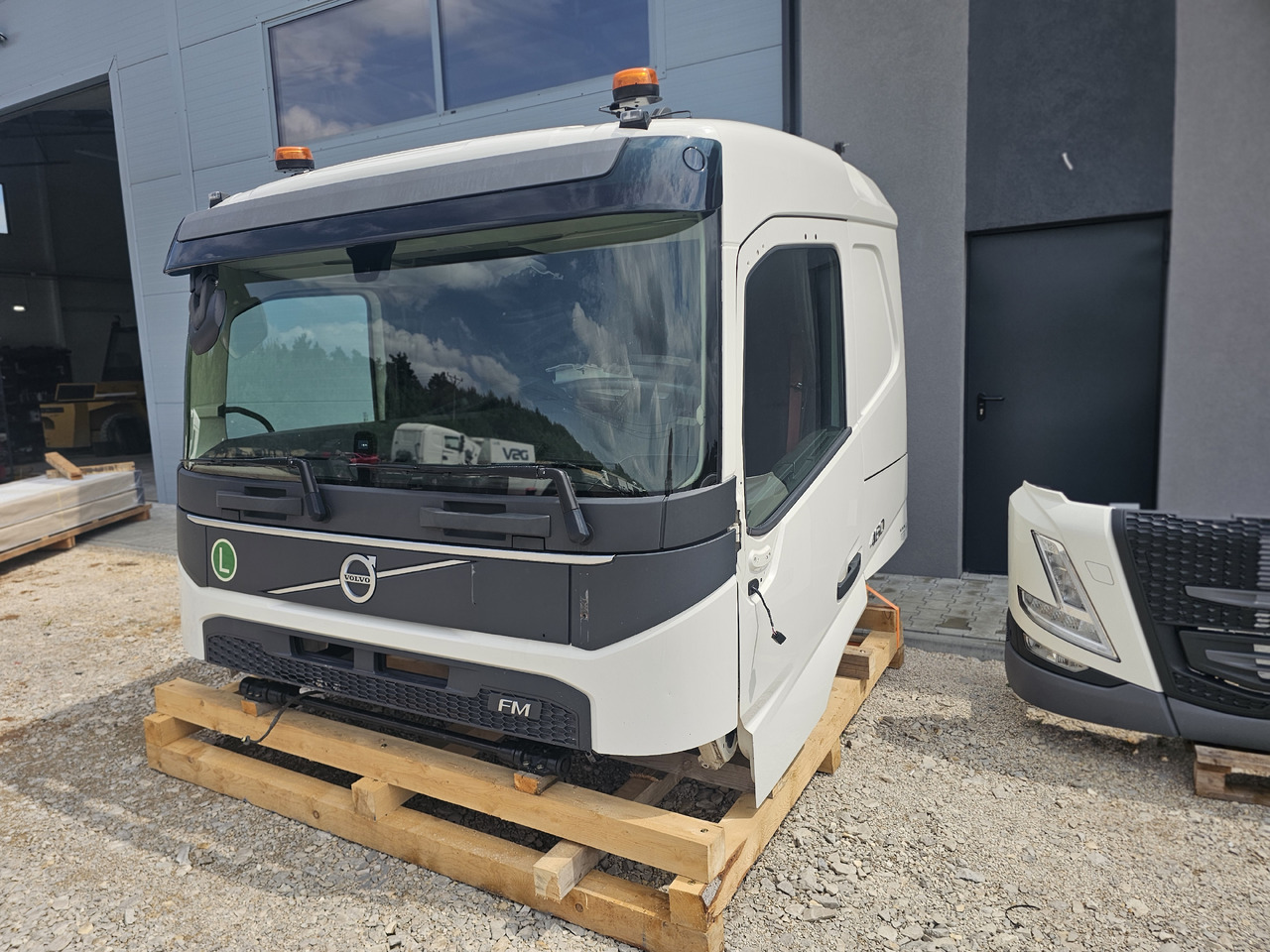 VOLVO FM5 LOW ROOF / L2 H1 / COMPLETE CAB / 2022 - Cab: picture 1 VOLVO FM5 LOW ROOF / L2 H1 / COMPLETE CAB / 2022 - Cab: picture 1