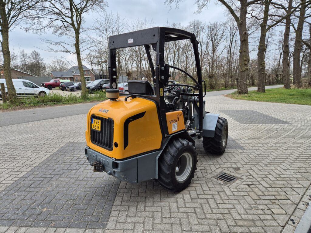 GIANT V452X-TRR - Compact loader: picture 4 GIANT V452X-TRR - Compact loader: picture 4