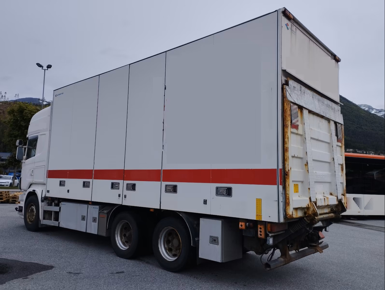 SCANIA R560 6x2,retarder - Box truck: picture 3 SCANIA R560 6x2,retarder - Box truck: picture 3