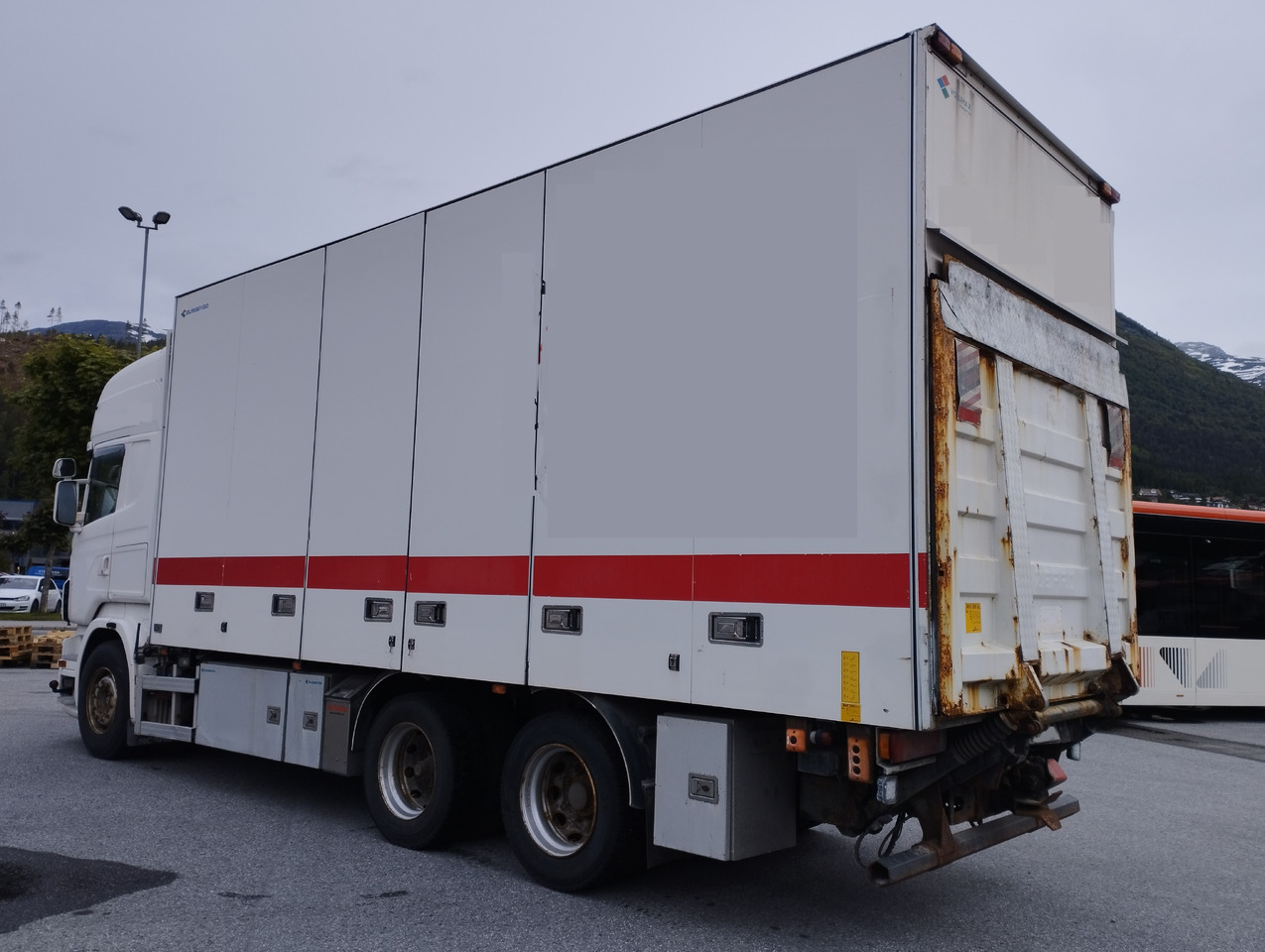 SCANIA R560 6x2,retarder,isolated box - Box truck: picture 3 SCANIA R560 6x2,retarder,isolated box - Box truck: picture 3