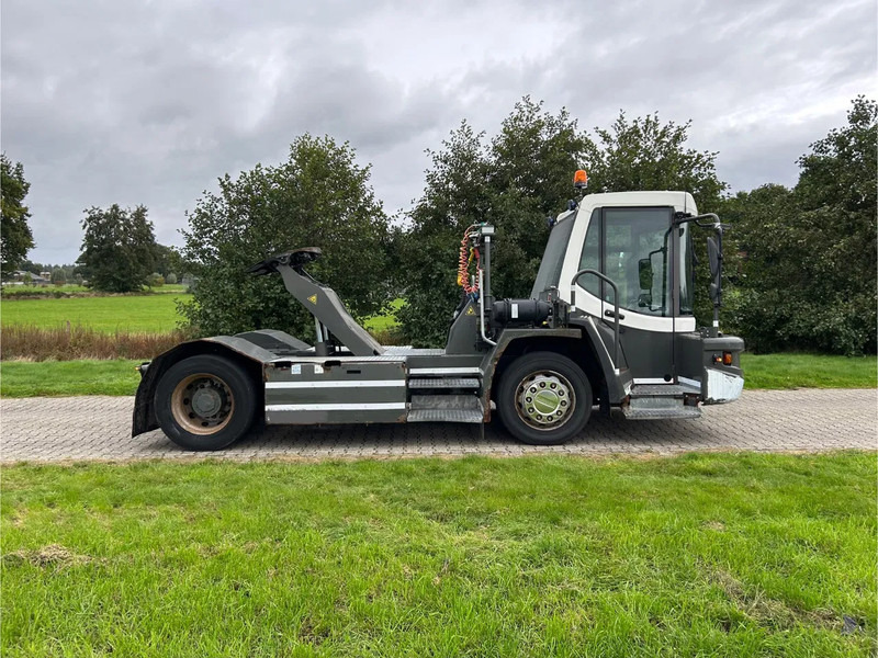 Terberg DT 183 | DISTRIBUTION TERMINAL | 8949 HOURS !!!! | LOW STEPS - Terminal tractor: picture 4 Terberg DT 183 | DISTRIBUTION TERMINAL | 8949 HOURS !!!! | LOW STEPS - Terminal tractor: picture 4