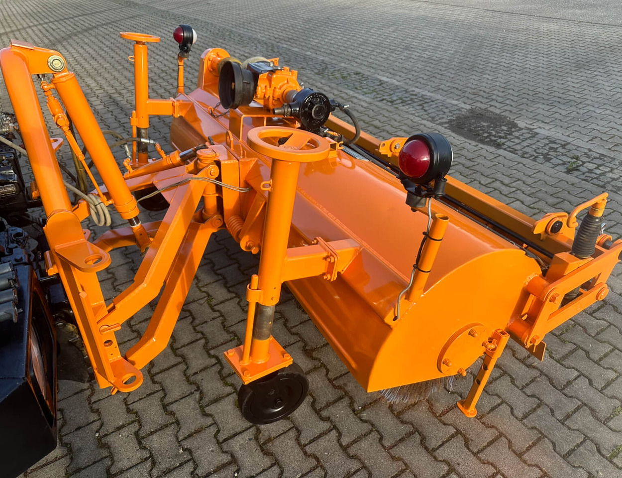 Unimog Frontanbaukehrbesen Schmidt VKS4.2 - Broom: picture 3 Unimog Frontanbaukehrbesen Schmidt VKS4.2 - Broom: picture 3