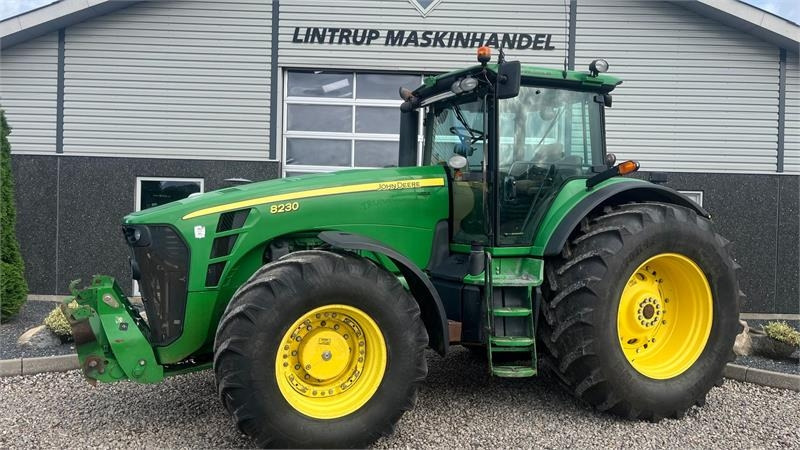 John Deere 8230 Med frontlift  - Farm tractor: picture 1 John Deere 8230 Med frontlift  - Farm tractor: picture 1