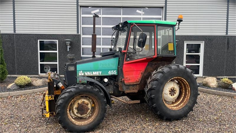 Valmet 455 Med en slags frontlift - Farm tractor: picture 1 Valmet 455 Med en slags frontlift - Farm tractor: picture 1
