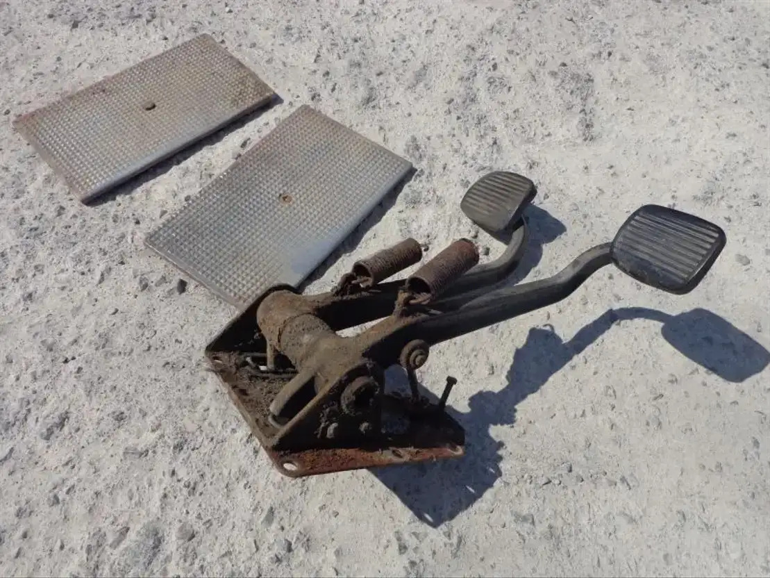 Scania Brake AND Clutch Pedal From Scania LB 0 AND LB1 Serie - Pedal for Truck: picture 4 Scania Brake AND Clutch Pedal From Scania LB 0 AND LB1 Serie - Pedal for Truck: picture 4