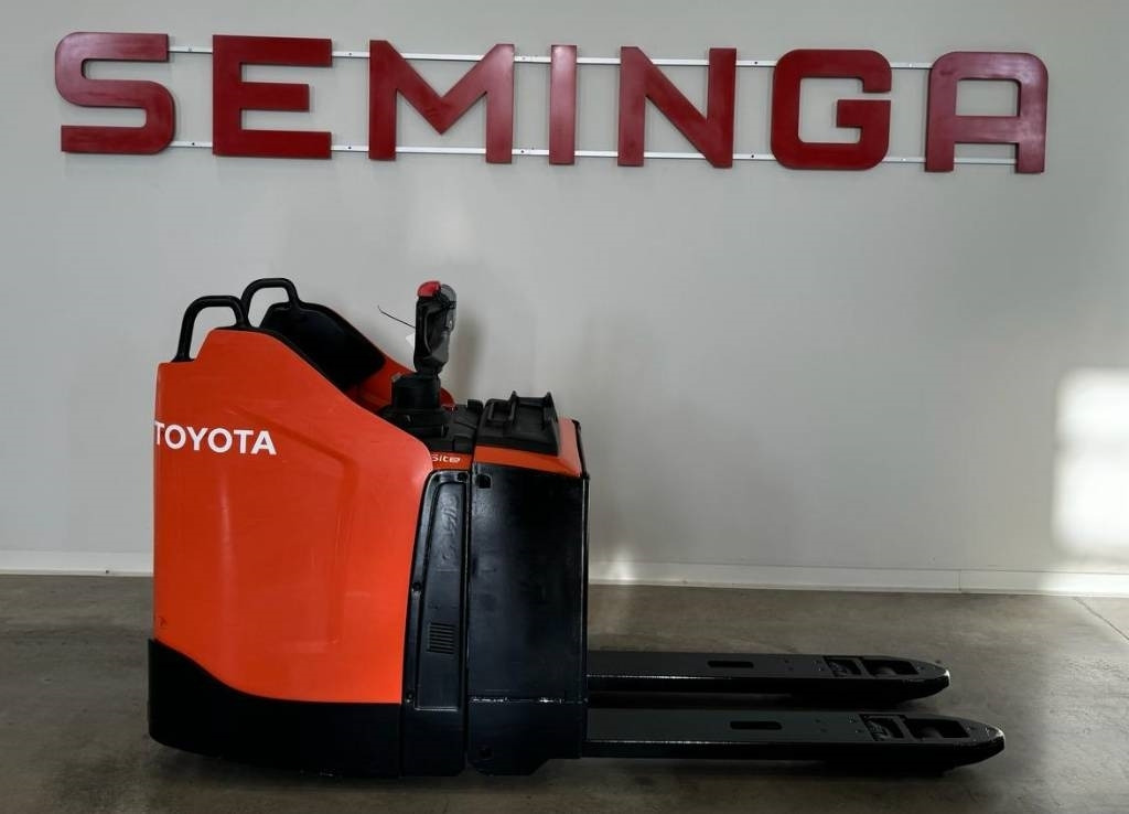 Toyota 10545 LPE200 - Pallet truck: picture 2 Toyota 10545 LPE200 - Pallet truck: picture 2