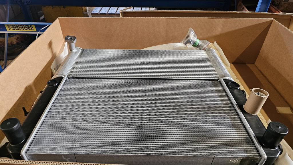 Hitachi YA00009861 - YA00019225 - Radiator for Construction machinery: picture 2 Hitachi YA00009861 - YA00019225 - Radiator for Construction machinery: picture 2