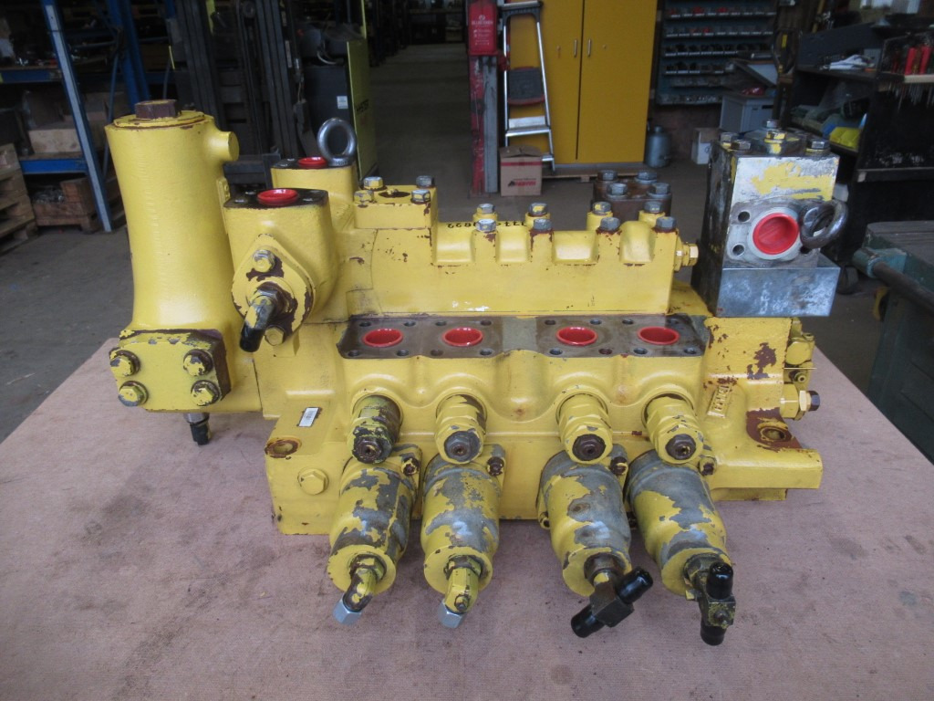 Komatsu 709-14-94200 - Hydraulic valve for Construction machinery: picture 1 Komatsu 709-14-94200 - Hydraulic valve for Construction machinery: picture 1