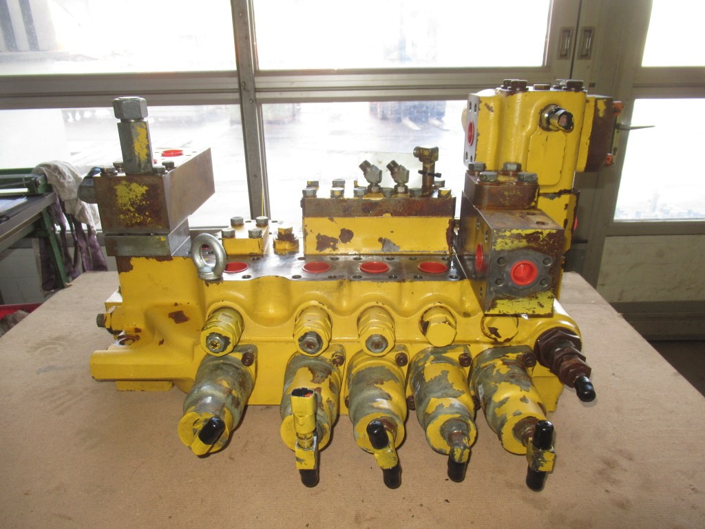 Komatsu 709-15-94200 - Hydraulic valve for Construction machinery: picture 4 Komatsu 709-15-94200 - Hydraulic valve for Construction machinery: picture 4