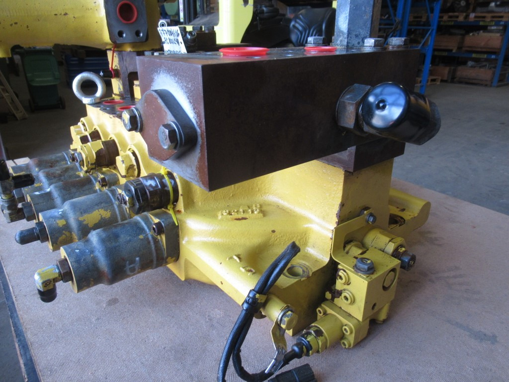 Komatsu 709-15-94200 - Hydraulic valve for Construction machinery: picture 2 Komatsu 709-15-94200 - Hydraulic valve for Construction machinery: picture 2