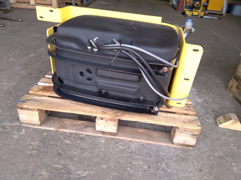 Mercedes Benz A9304701415/005 - - Fuel tank for Construction machinery: picture 2 Mercedes Benz A9304701415/005 - - Fuel tank for Construction machinery: picture 2