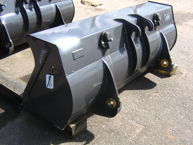 New Holland Unknown - - Loader bucket: picture 1 New Holland Unknown - - Loader bucket: picture 1