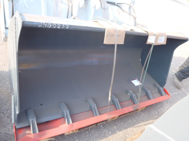 New Holland W70 - - Loader bucket: picture 2 New Holland W70 - - Loader bucket: picture 2