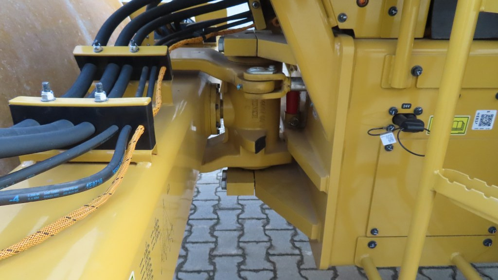 Compactor Caterpillar CS66B: picture 13