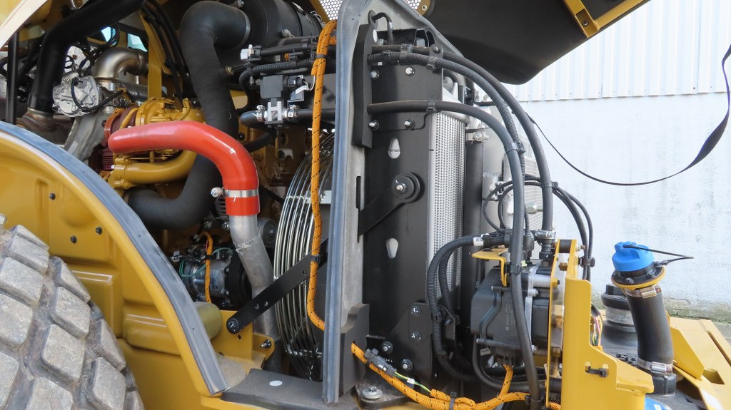 Compactor Caterpillar CS66B: picture 11