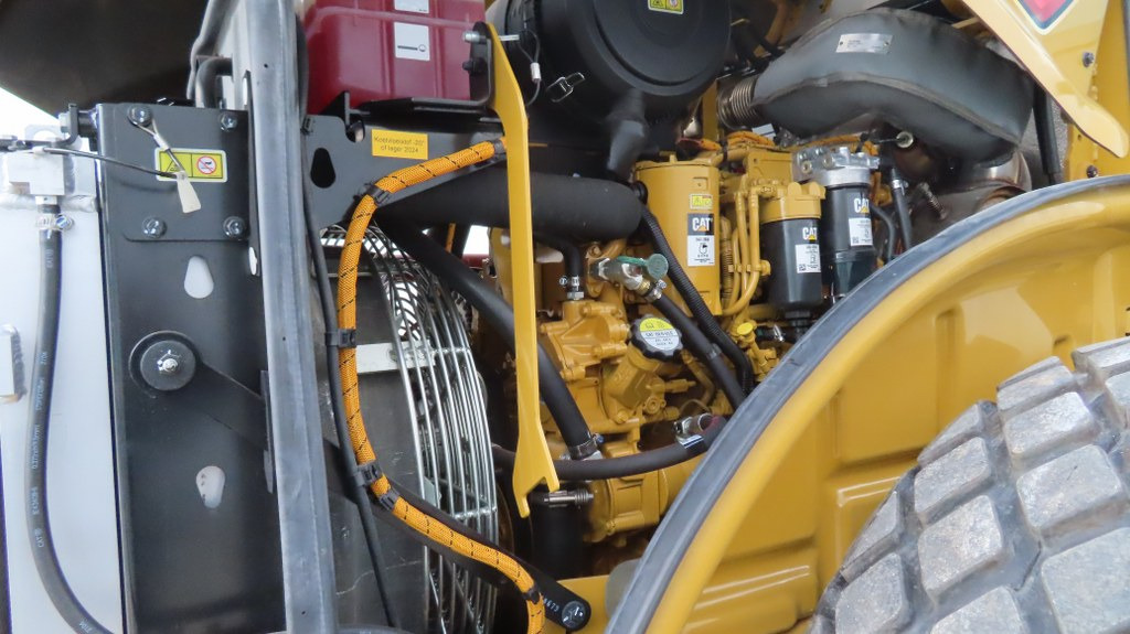 Compactor Caterpillar CS66B: picture 9