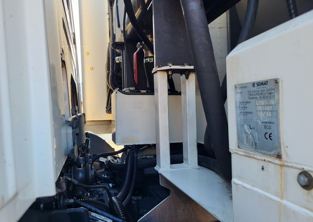 Garbage truck Scania P280: picture 14