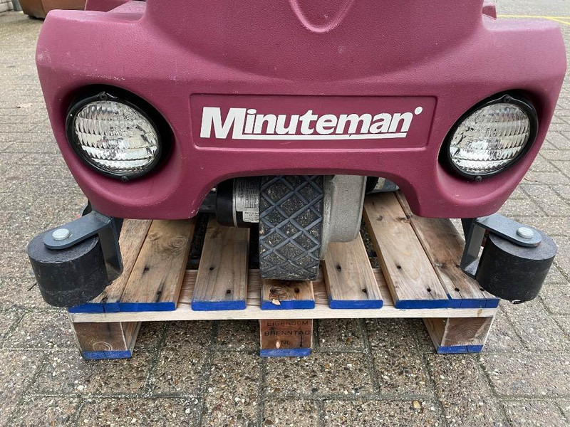 Scrubber dryer Minuteman Powerboss SC2832E: picture 18