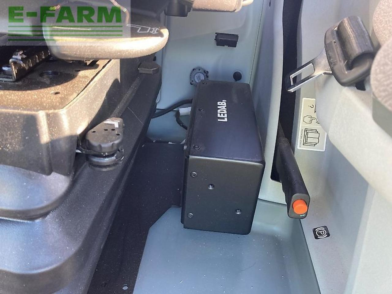 Farm tractor CLAAS axion 830 cmatic CMATIC: picture 24