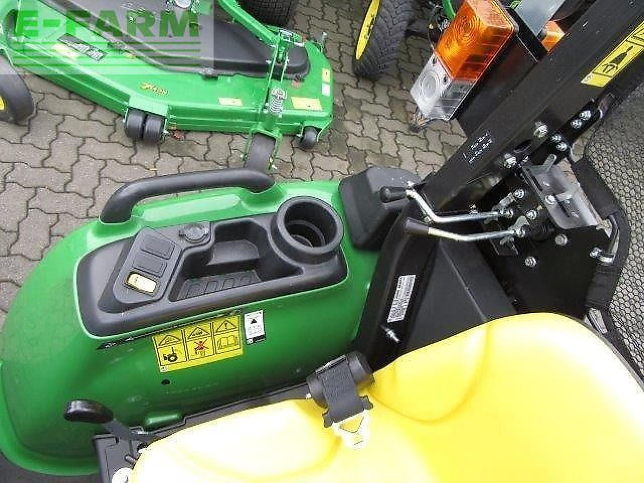 John Deere 3038e 300e - Farm tractor: picture 3 John Deere 3038e 300e - Farm tractor: picture 3