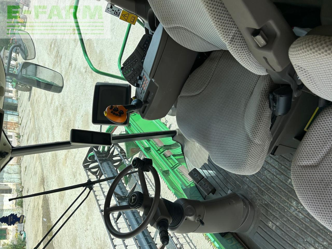 Combine harvester John Deere T670: picture 16