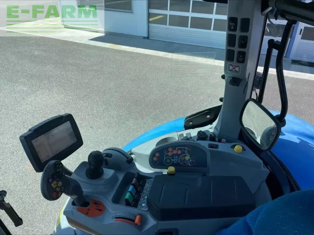 Farm tractor New Holland t 7050: picture 9