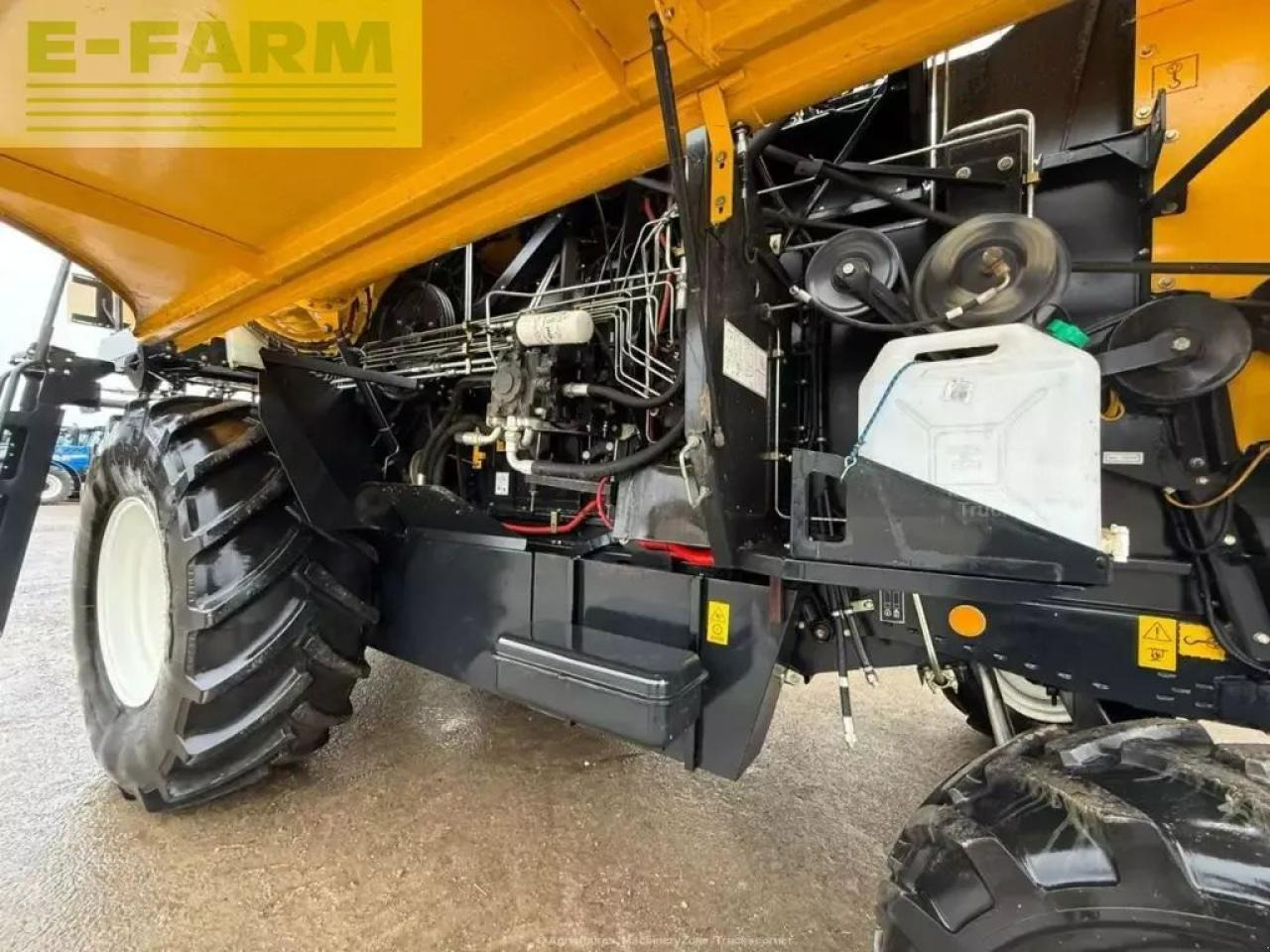 New Holland tc 5.90 sl - Combine harvester: picture 4 New Holland tc 5.90 sl - Combine harvester: picture 4