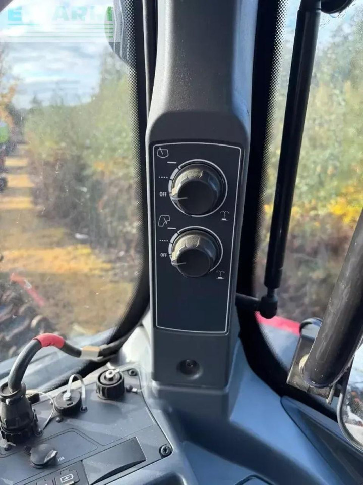 Valtra q305 - Farm tractor: picture 5 Valtra q305 - Farm tractor: picture 5