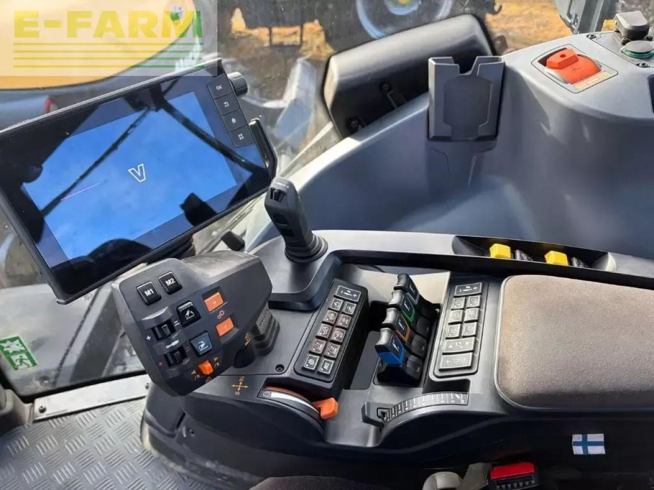 Valtra q305 - Farm tractor: picture 3 Valtra q305 - Farm tractor: picture 3