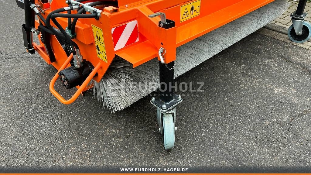 Kehrmaschine ZM2000 Stapleraufnahme - Broom for Utility/ Special vehicle: picture 4 Kehrmaschine ZM2000 Stapleraufnahme - Broom for Utility/ Special vehicle: picture 4