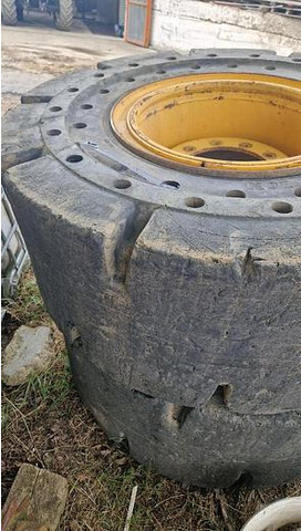 Big Vollgummi Räder 20,5 x 25 mit Volvo Felgen - Tire: picture 3 Big Vollgummi Räder 20,5 x 25 mit Volvo Felgen - Tire: picture 3
