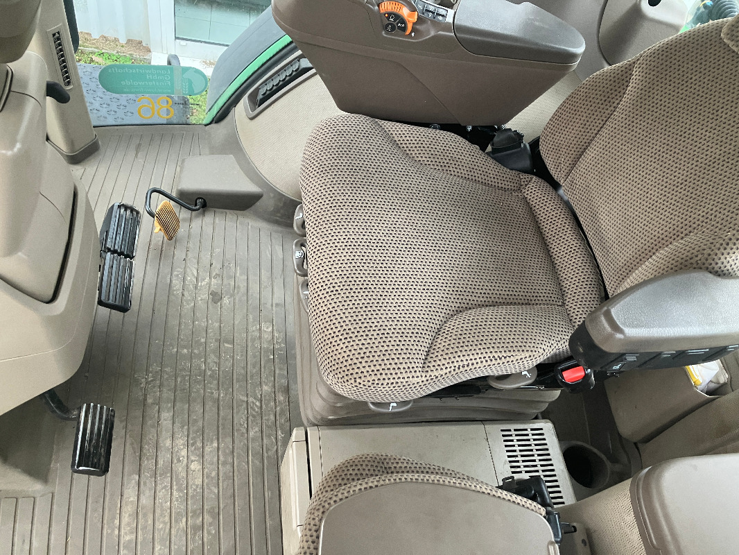 John Deere 8400R - Farm tractor: picture 3 John Deere 8400R - Farm tractor: picture 3