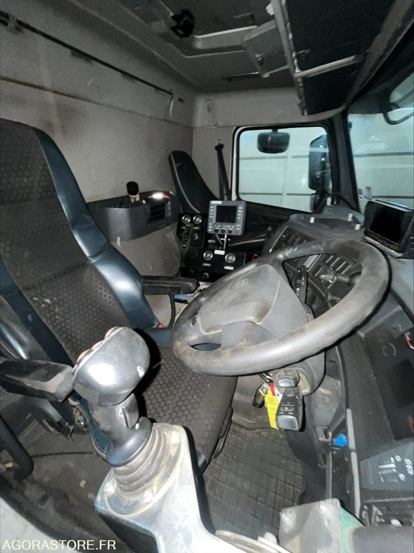 BALAYEUSE VOLVO BLANC 6 ROUES - ANNEE 2013 - 245000KMS - Road sweeper: picture 5 BALAYEUSE VOLVO BLANC 6 ROUES - ANNEE 2013 - 245000KMS - Road sweeper: picture 5