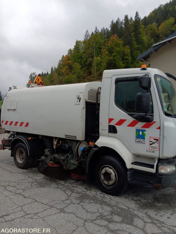 BALAYEUSE de Voiries- RENAULT MIDLUM 220 DXI avec aspiratrice EUROVOIRIE 3620h - Road sweeper: picture 4 BALAYEUSE de Voiries- RENAULT MIDLUM 220 DXI avec aspiratrice EUROVOIRIE 3620h - Road sweeper: picture 4