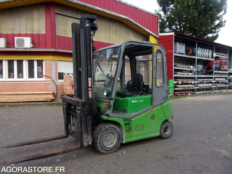 CHARIOT ÉLÉVATEUR 3 TONNES POSITIONNEUR DE FOURCHES ELECTRIQUE CESAB - Electric forklift: picture 2 CHARIOT ÉLÉVATEUR 3 TONNES POSITIONNEUR DE FOURCHES ELECTRIQUE CESAB - Electric forklift: picture 2