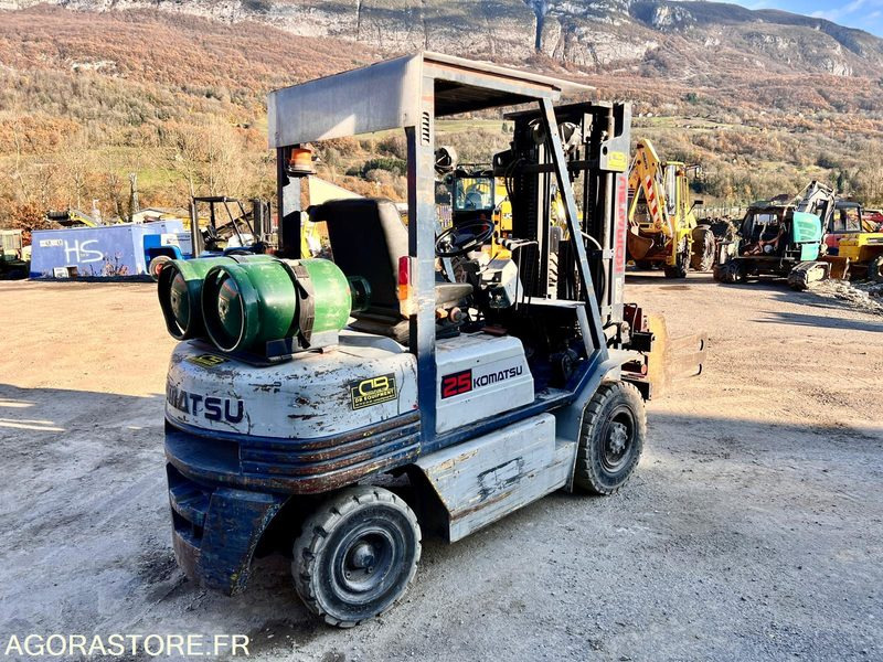 CHARIOT ÉLÉVATEUR À GAZ KOMATSU FG25T-11E AVEC PINCES - 1995 / 7938 HEURES - Diesel forklift: picture 3 CHARIOT ÉLÉVATEUR À GAZ KOMATSU FG25T-11E AVEC PINCES - 1995 / 7938 HEURES - Diesel forklift: picture 3
