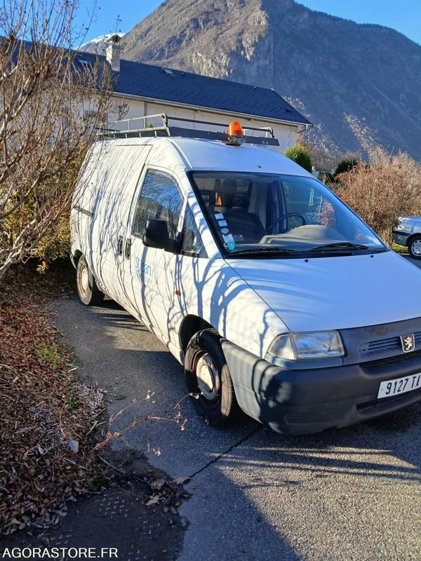 PEUGEOT EXPERT EN L'ETAT REMORQUE IMPERATIVE POUR ENLEVEMENT DU VEHICULE - Commercial vehicle: picture 3 PEUGEOT EXPERT EN L'ETAT REMORQUE IMPERATIVE POUR ENLEVEMENT DU VEHICULE - Commercial vehicle: picture 3