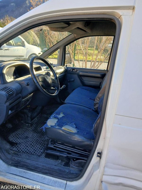PEUGEOT EXPERT EN L'ETAT REMORQUE IMPERATIVE POUR ENLEVEMENT DU VEHICULE - Commercial vehicle: picture 4 PEUGEOT EXPERT EN L'ETAT REMORQUE IMPERATIVE POUR ENLEVEMENT DU VEHICULE - Commercial vehicle: picture 4