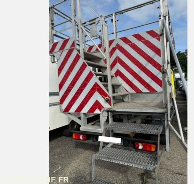 RENAULT MAXITY 2.5l 130CV NACELLE PASSERELLE ELEVATRICE - 2009 - 125 000km - Commercial vehicle: picture 5 RENAULT MAXITY 2.5l 130CV NACELLE PASSERELLE ELEVATRICE - 2009 - 125 000km - Commercial vehicle: picture 5